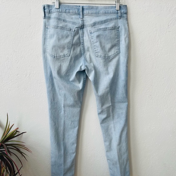 🌿$5 GAP Best Girlfriend Light Denim Blue Jeans Size: 29 - Picture 3 of 3